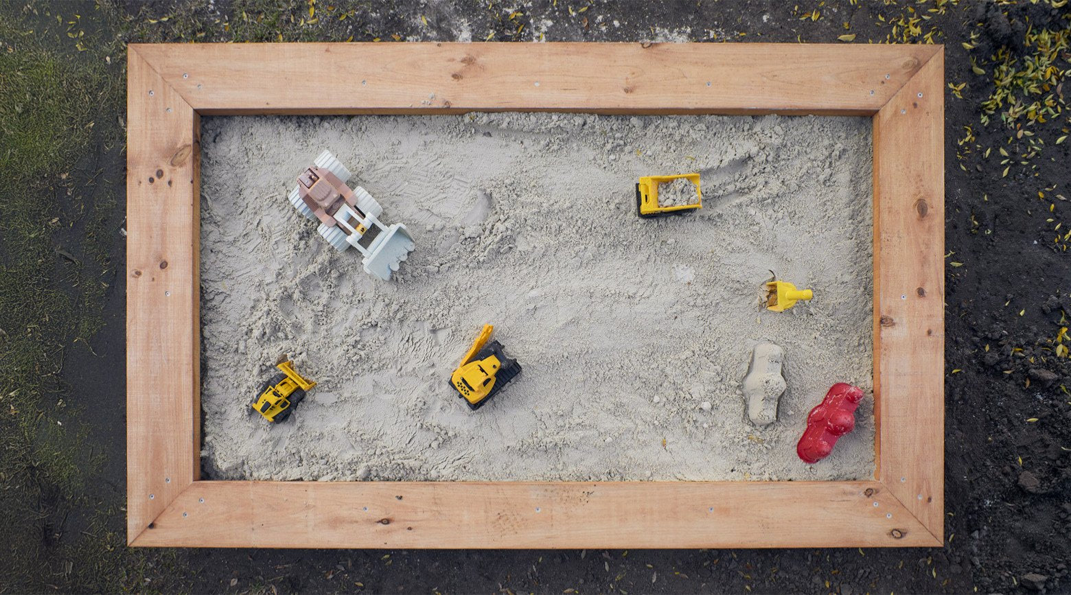 Sandpit to play with a sense of texture for kids